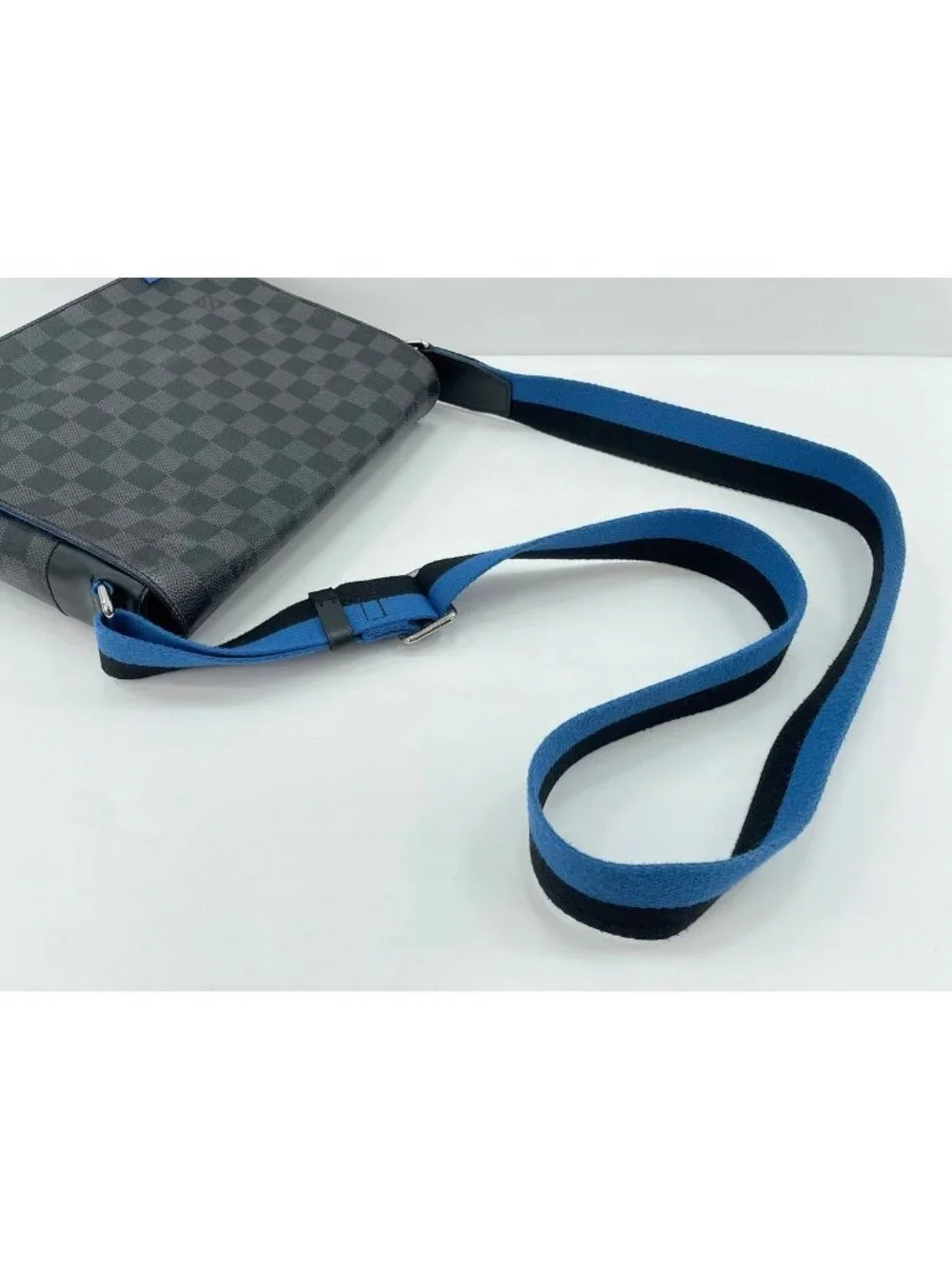 Louis Vuitton Messenger Bag District